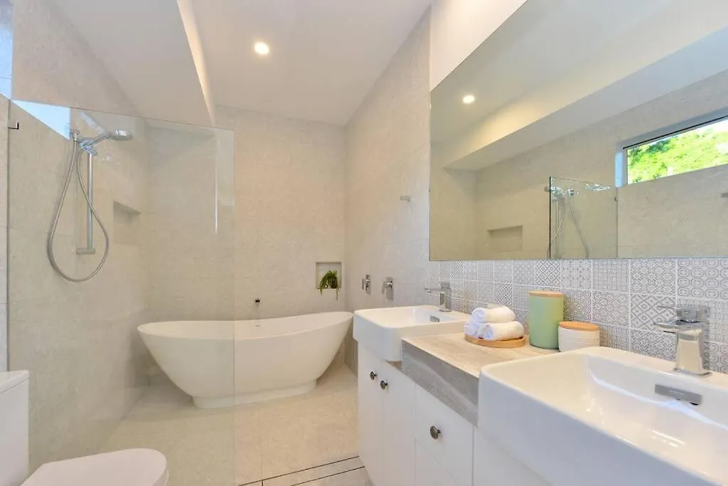 Tropical Villa On Craven Close Port Douglas