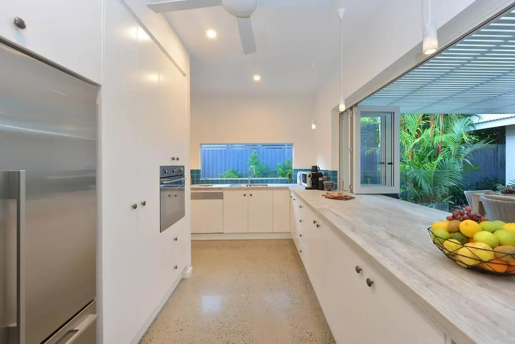 Tropical Villa On Craven Close Port Douglas